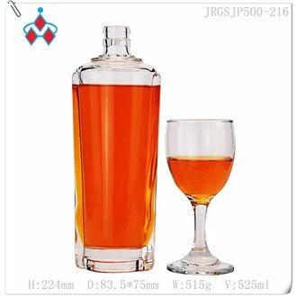 Крутая стеклянная бутылка водки