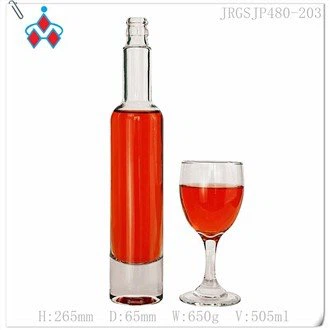 Стеклянная пустая бутылка водки