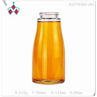 Большие прозрачные стеклянные солонки и перечные шейкеры